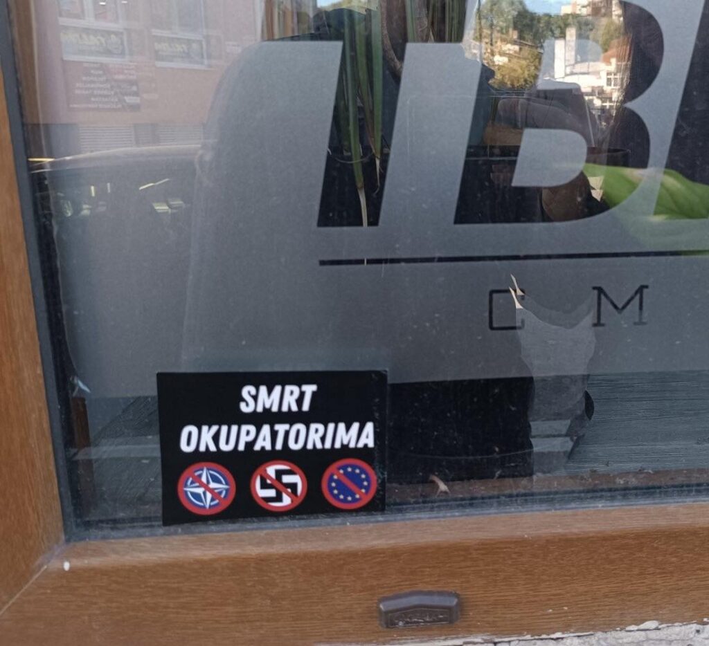 Poruka mržnje na izlogu kancelarije Pokreta Tvrđava