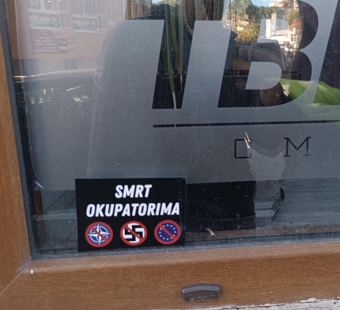 You are currently viewing Poruka mržnje na izlogu kancelarije Pokreta Tvrđava